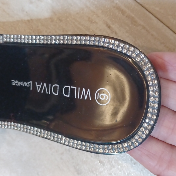 Stunning Wild Diva Lounge Studded Rhinestone Slides - Picture 6 of 10